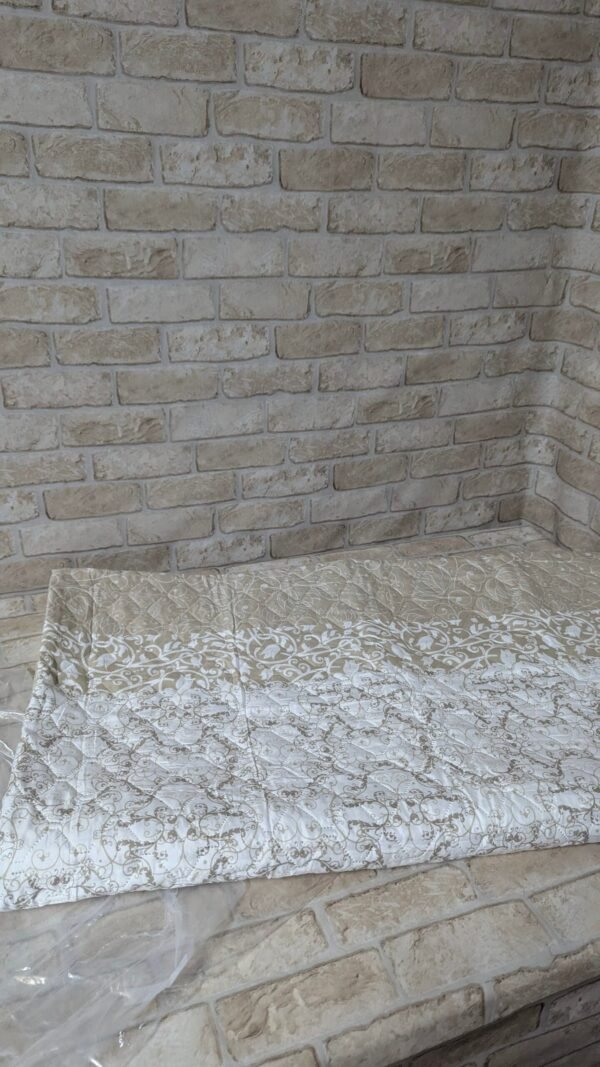 Colcha color beige oriental para cama de 90