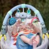 459AA - Taf Toys - Arco de carrito koala Un arco de cochecito