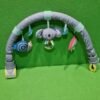 459AA - Taf Toys - Arco de carrito koala Un arco de cochecito
