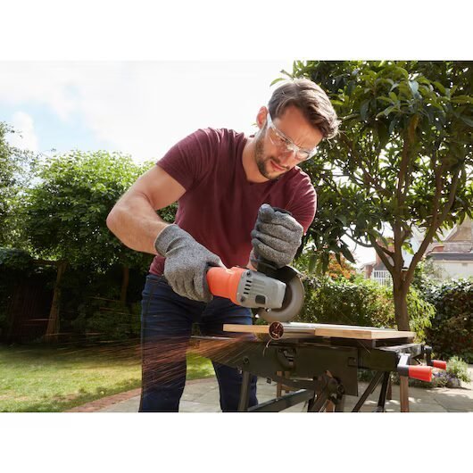 BLACK+DECKER Mini Amoladora Angular, Diámetro de Disco 115 mm, Potencia 710W BEG010-QS