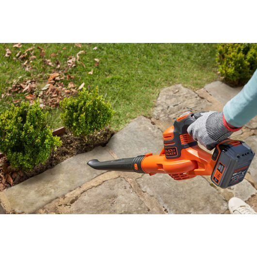 BLACK+DECKER Soplador PowerCommand 18V, batería de litio 2.0Ah, 2 velocidades, flujo de aire óptimo, velocidad de 209 km/h, autonomía 27 min, incluye batería de 2Ah y cargador, GWC1820PC-QW