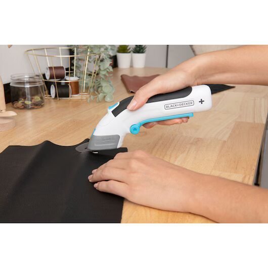 BLACK+DECKER Tijeras 3,6v, Gatillo extralargo, Luz LED