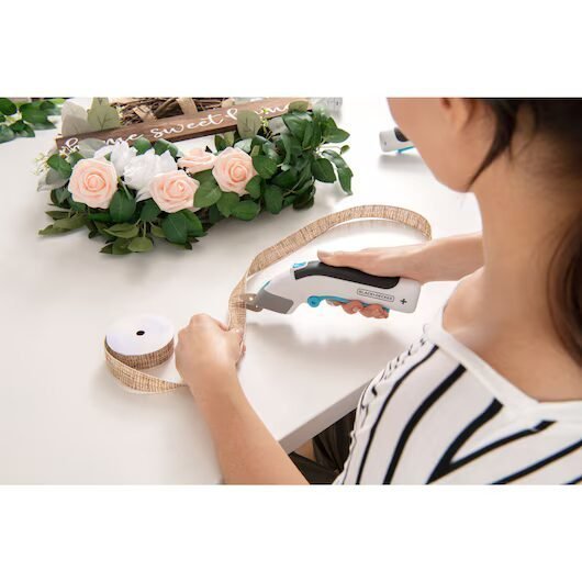 BLACK+DECKER Tijeras 3,6v, Gatillo extralargo, Luz LED