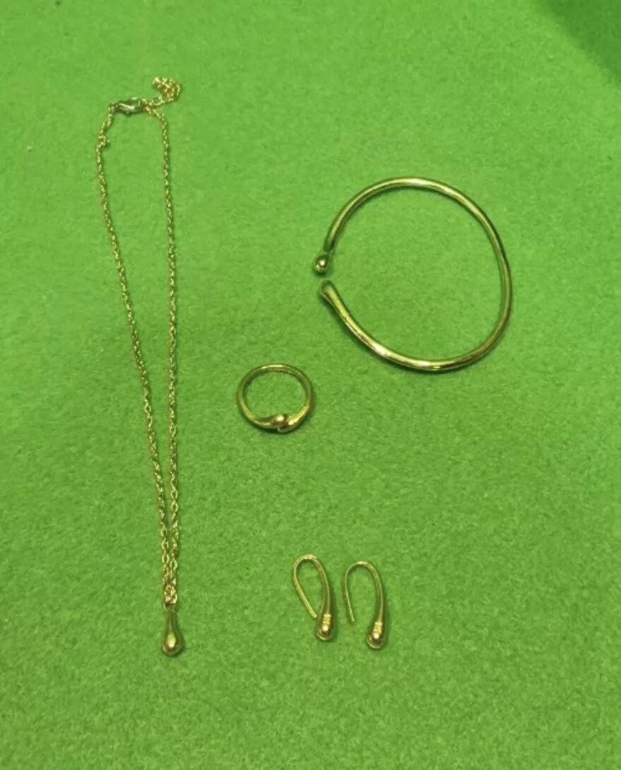 Foto 2 de Bisutería Jewelry compuesto por: Collar, Pendientes, Pulsera y Anillo